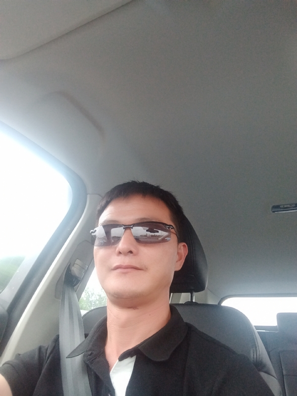 孤独的男人的第一张照片--孝感相亲服务中心