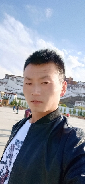 阳光下的小草的第一张照片--孝感相亲服务中心