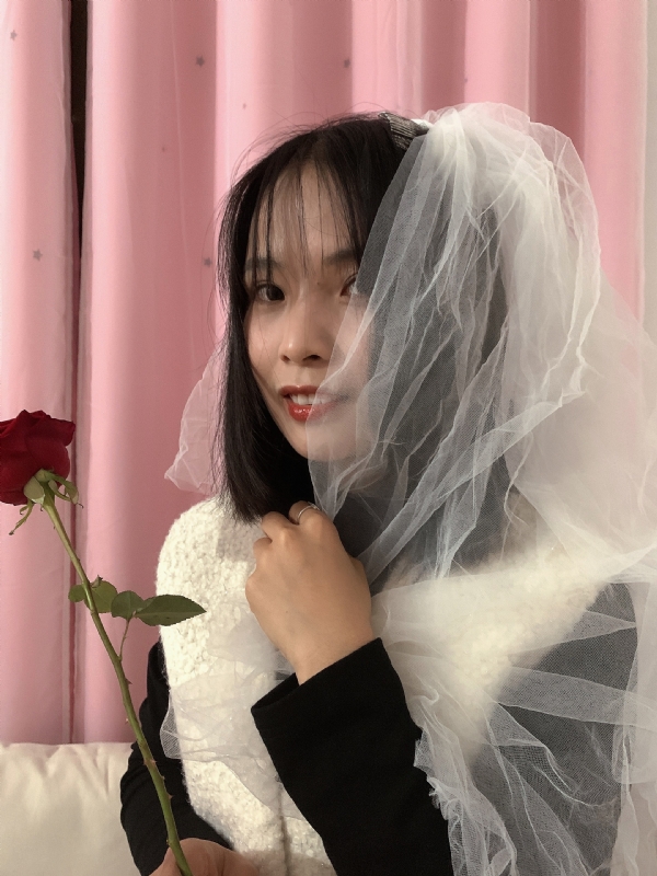 持紫菜包饭的女孩的第一张照片--孝感相亲服务中心