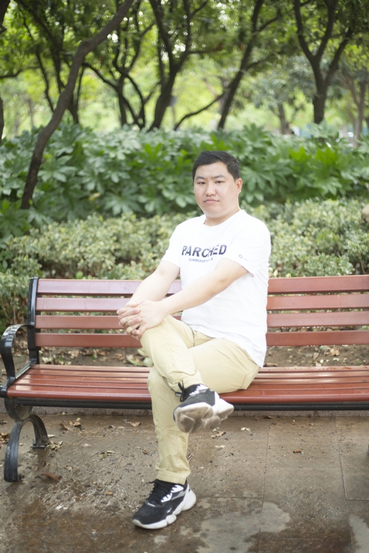 抱着鱼睡觉的猫的第一张照片--孝感相亲服务中心